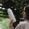 Eine Trinkflasche, mit der du dir dein Wasser selber sprudeln kannst: Die spark bottle in sand von bottleplus